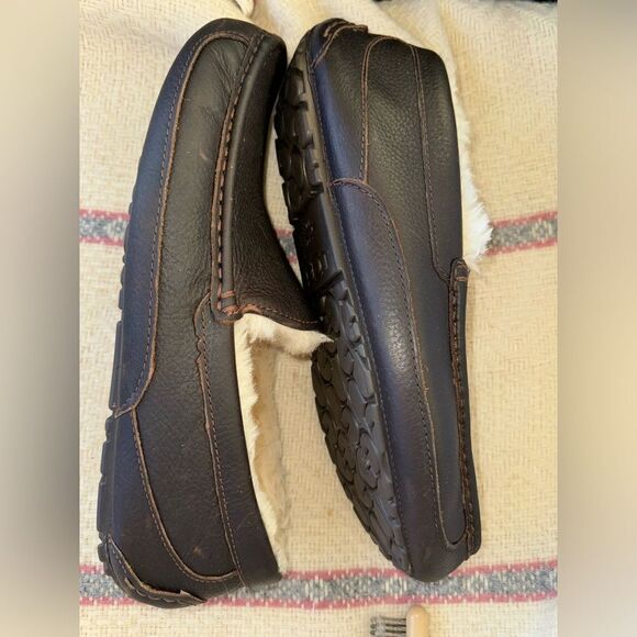 UGG
Men's Ascot Water-Resistant Leather Slippers
Sz 12 - Picture 4 of 7